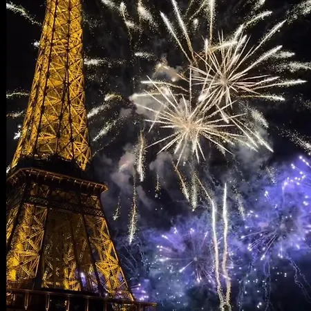 Eiffel Tower View - Apartment Award 2026 דירה *